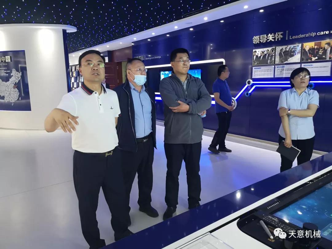 哈爾濱工業(yè)大學張教授、于教授蒞臨天意機械就智能焊接技術(shù)進行交流指導